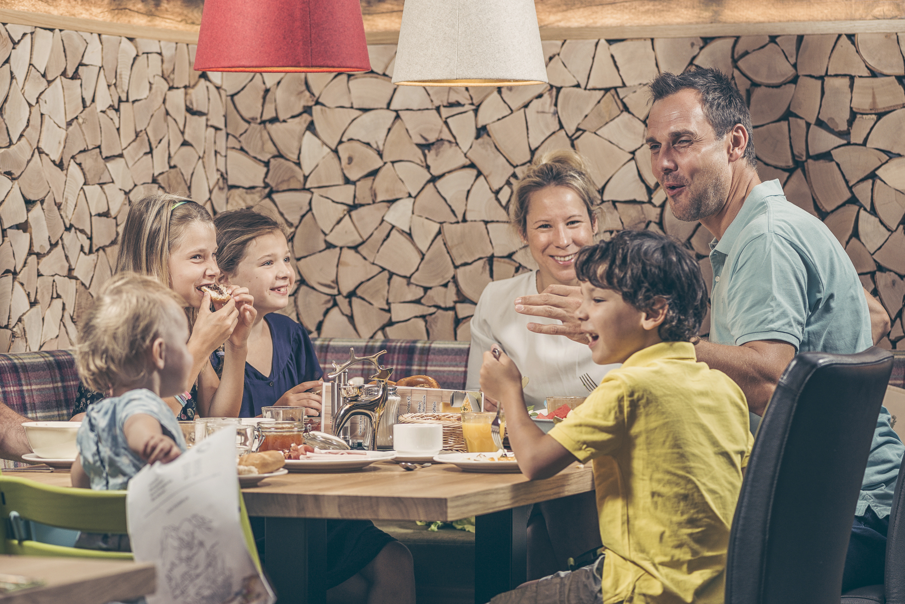 ausgelassene_stimmung_beim_familienessen_c_jan_hanser_mood_photography_alpina_zillertal