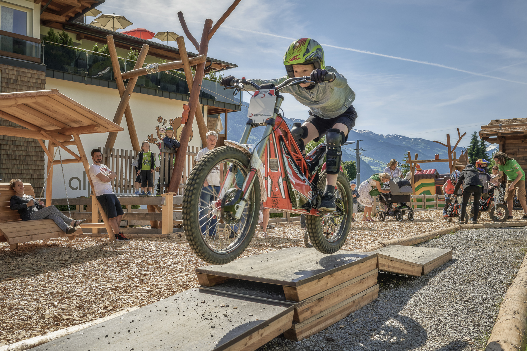 bub_hat_spass_beim_e-trail_fahren_alpina_zillertal