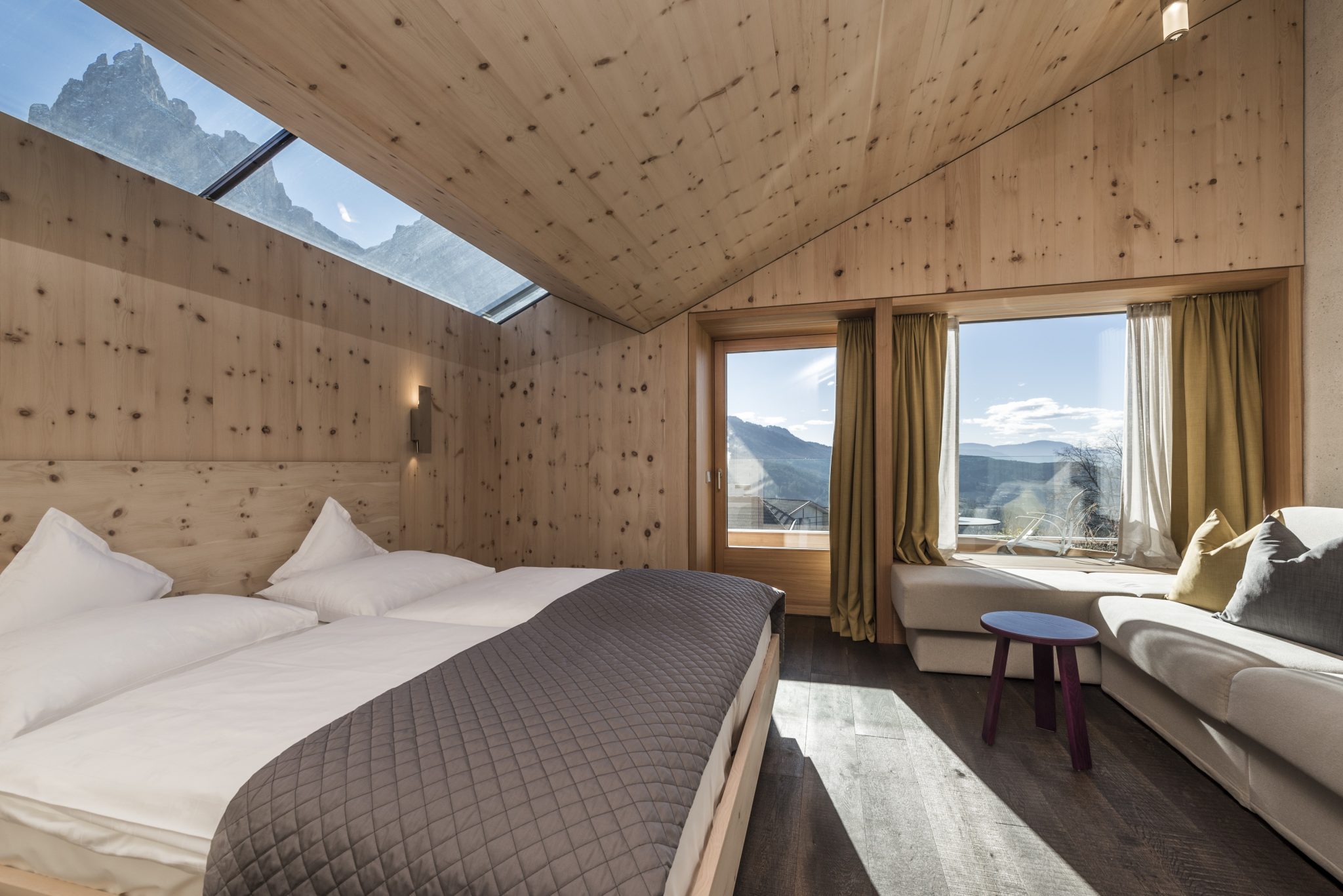 doppelzimmer_mit_ausblick_c_hannes_niederkofler_paula_wiesinger_apartments_suites_0