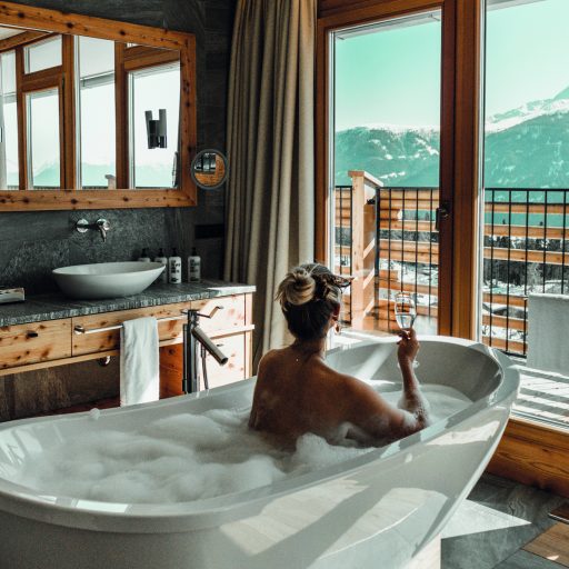 entspanntes_bad_im_zimmer_mit_bergblick_geniessen_nidum