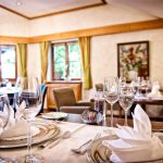 gedeck_der_tische_im_galerierestaurant_c_heimplaetzer_werbefotografie_concordia_wellnesshotel_spa