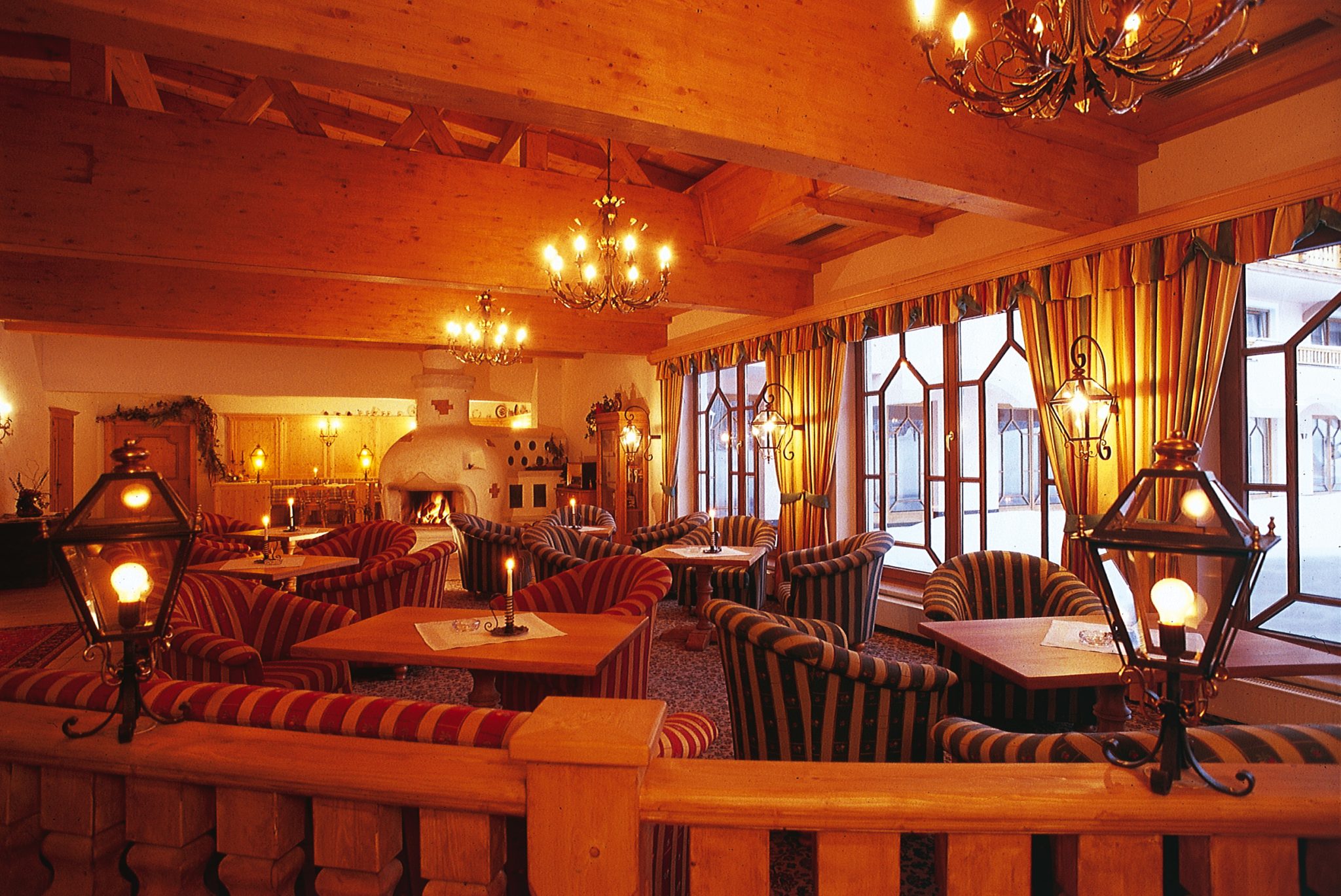 gemuetliches_kaminzimmer_c_peter_zotz_romantik_resort_spa_der_laterndl_hof