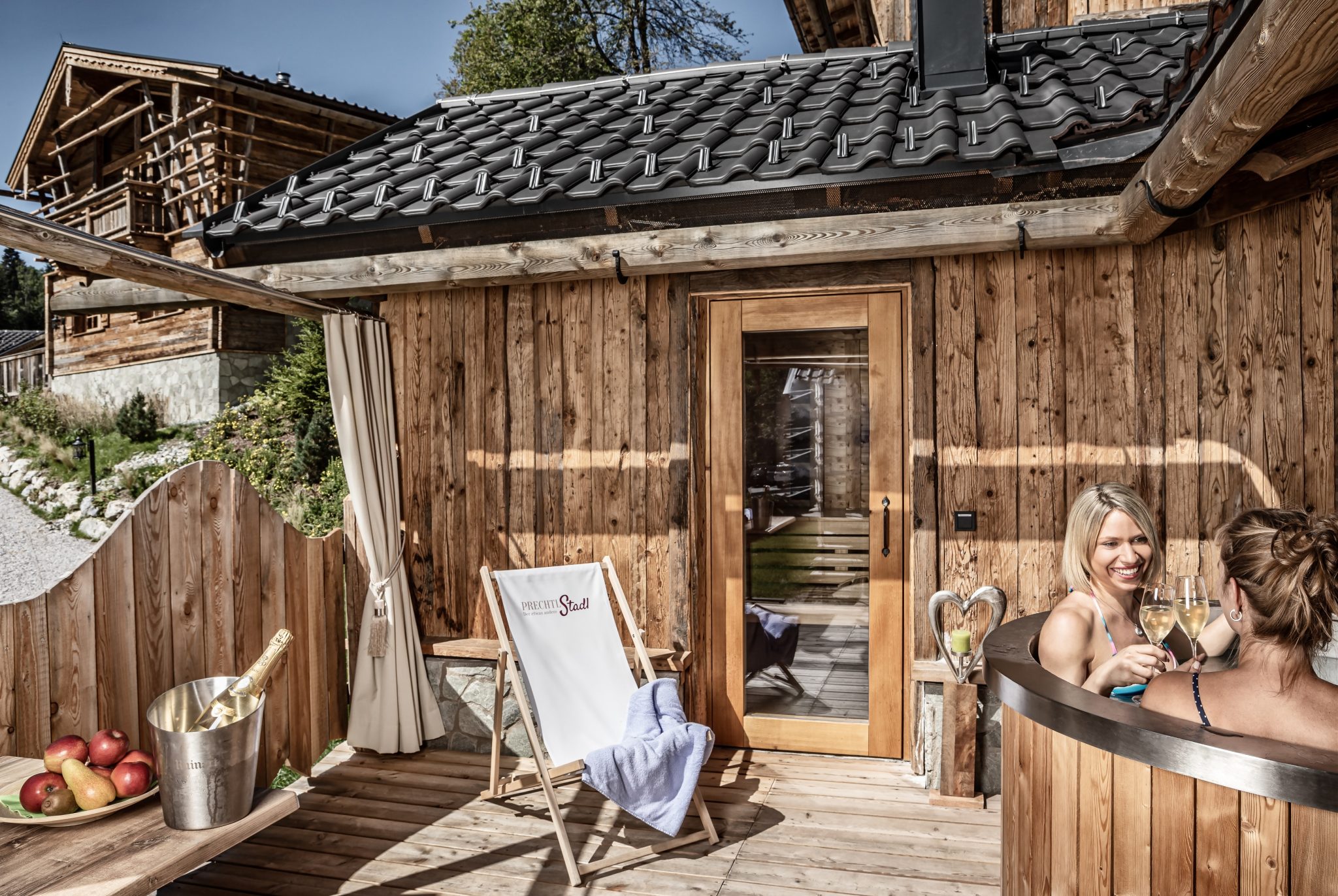 hot_tub_auf_der_sonnenterrasse_im_alpen_luxury_lodge_bergdorf_prechtlgut