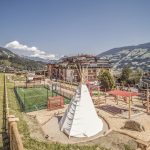 hotelaussenansicht_mit_tipi_und_kletterlandschaft_alpina_zillertal