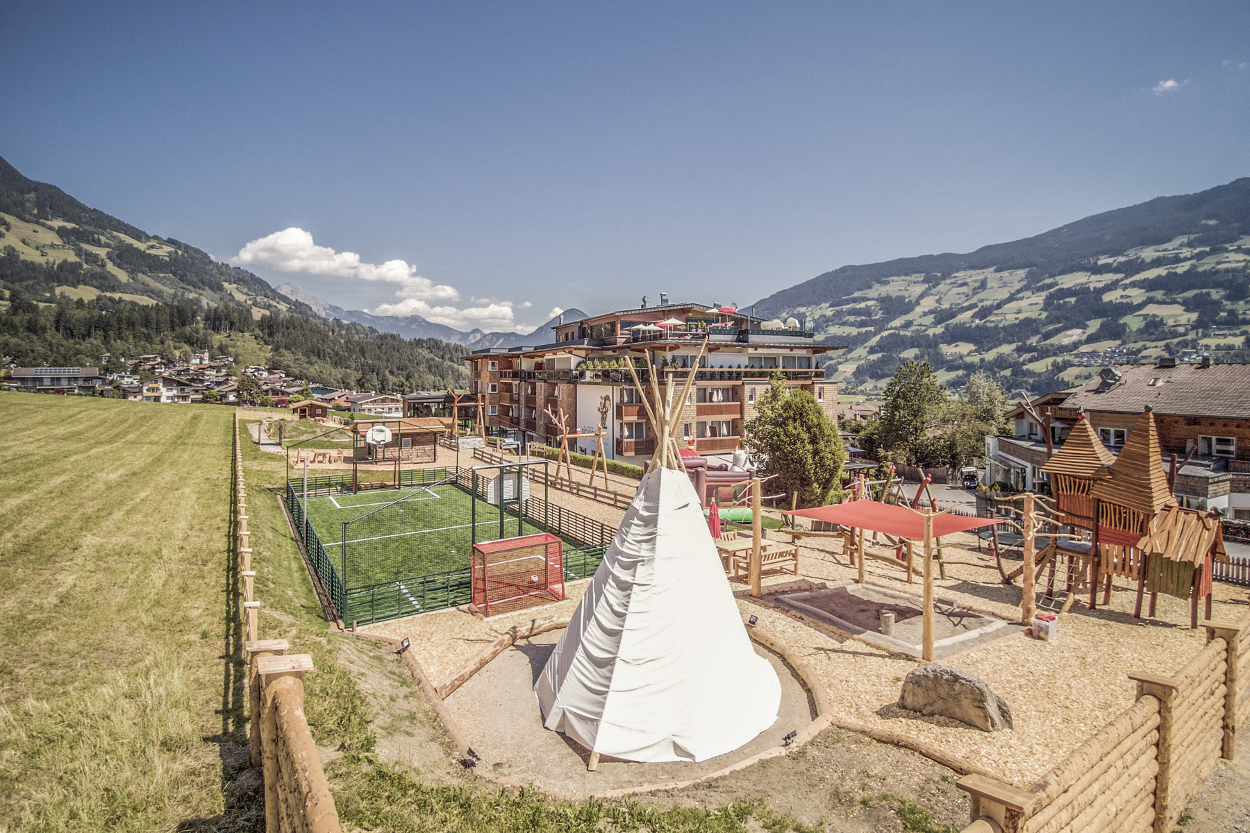 hotelaussenansicht_mit_tipi_und_kletterlandschaft_alpina_zillertal