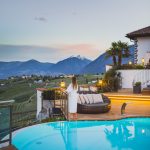hotelpool_mit_traumhafter_bergkulisse_bei_sonnenuntergang_c_tiberio_sorvillo_hotel_ansitz_golserhof