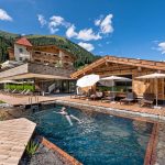 idyllischer_naturschwimmteich_im_hotelgarten_alpinhotel_berghaus