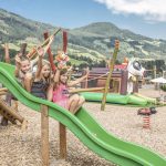 kinder_haben_spass_auf_der_rutsche_alpina_zillertal