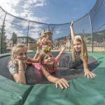 maedchen_beim_trampolin-springen_alpina_zillertal