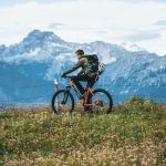 mountainbiken_auf_bergwiesen_vor_herrlicher_bergkulisse_c_agentur_giggle_hotel_quelle_nature_spa_resort