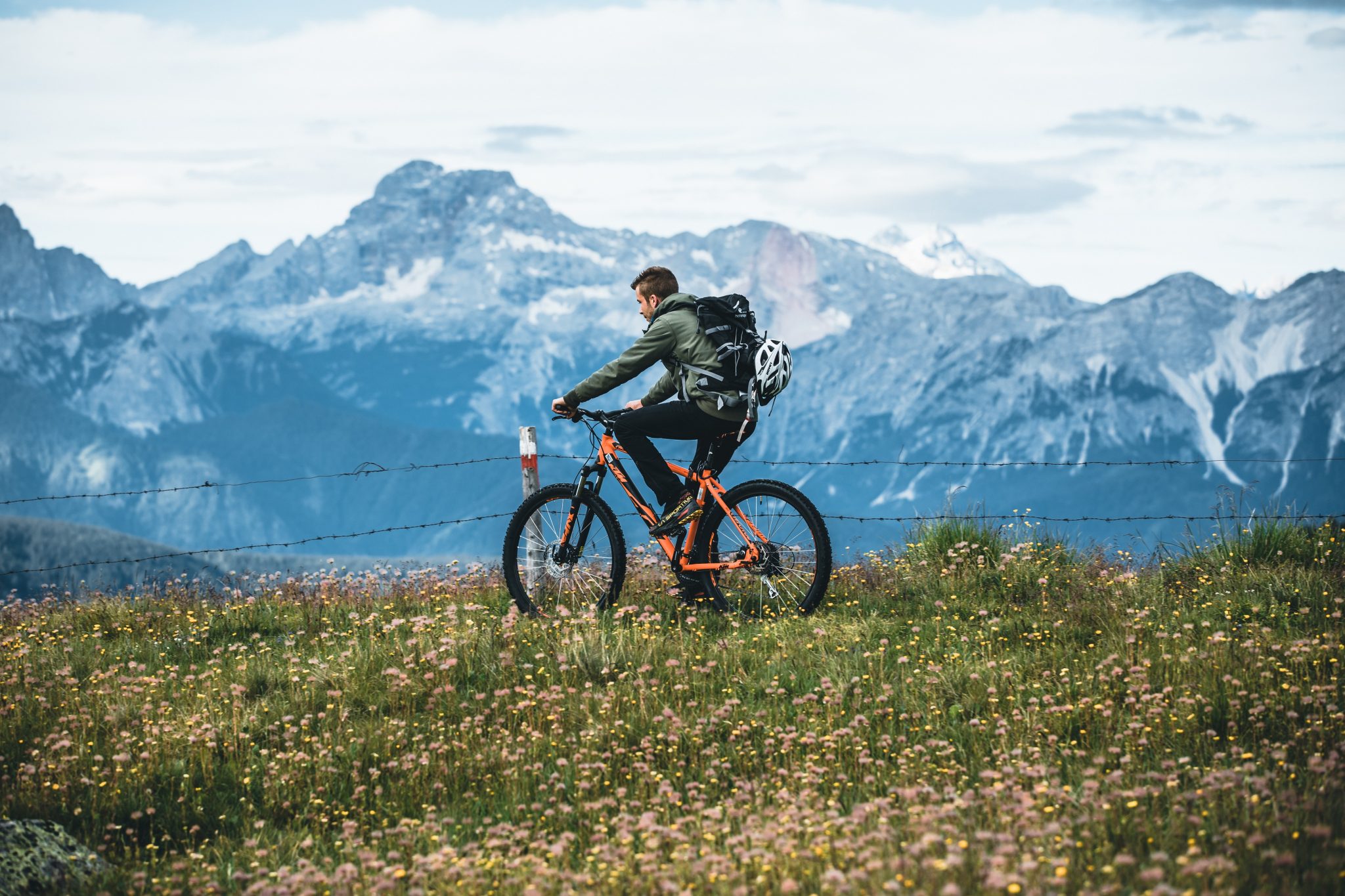 mountainbiken_auf_bergwiesen_vor_herrlicher_bergkulisse_c_agentur_giggle_hotel_quelle_nature_spa_resort