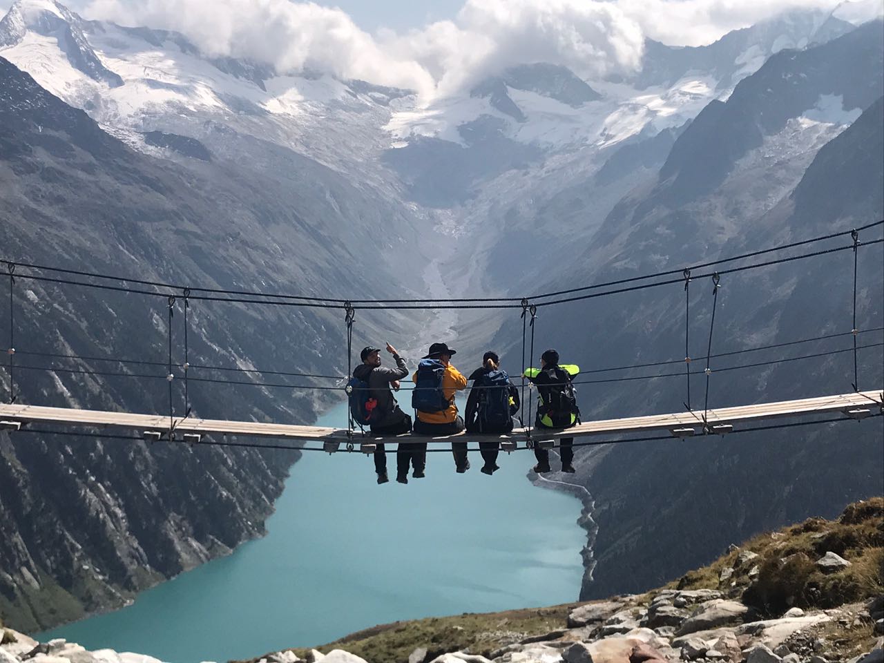 panoramablick_ueber_den_see_auf_die_zillertaler_alpen_von_der_olpererhuette_aus_c_tourismusverband_tux_alpinhotel_berghaus