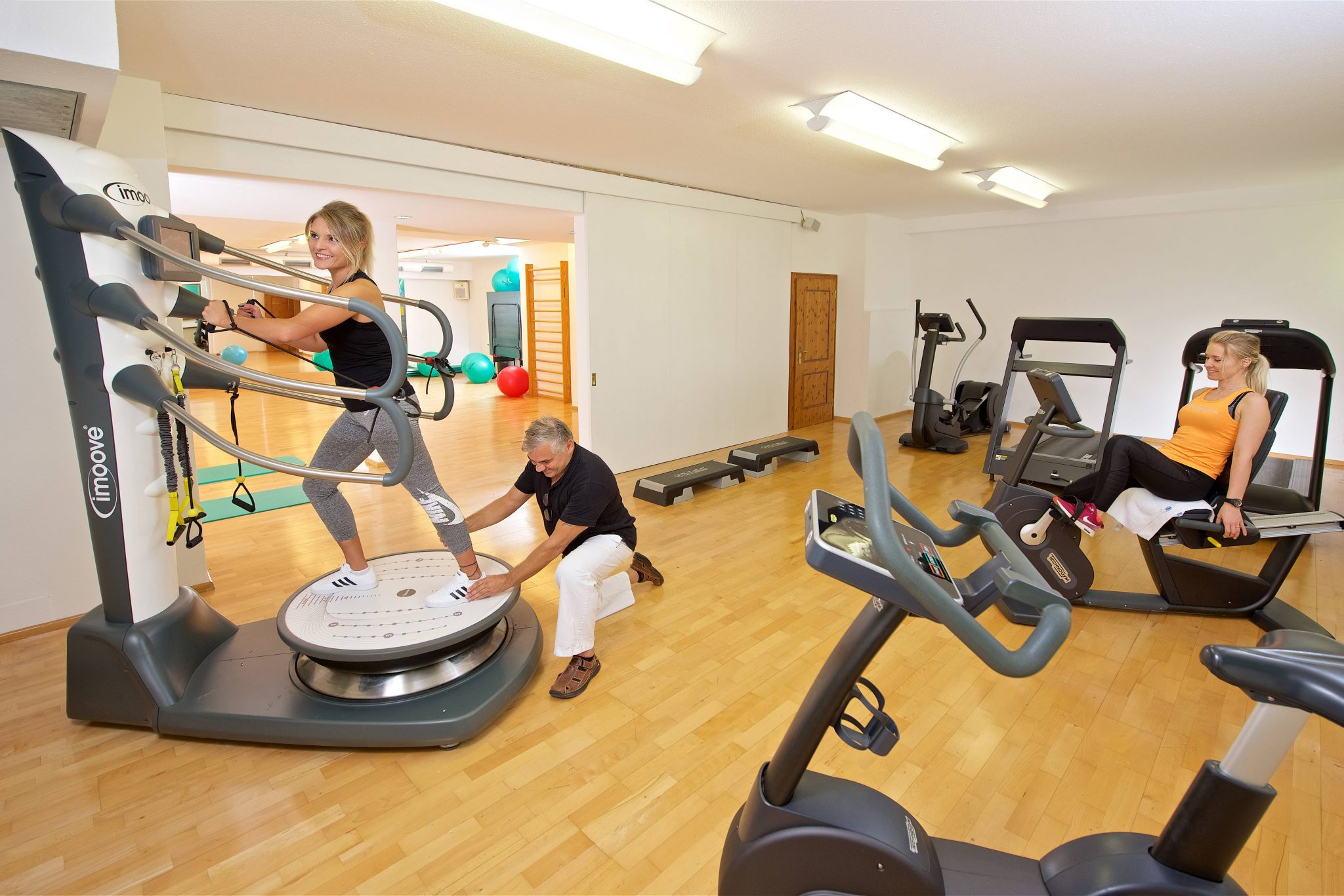 training_auf_der_power_plate_c_heimplaetzer_werbefotografie_concordia_wellnesshotel_spa