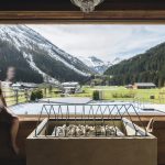 traumhafter_ausblick_aus_der_sauna_c_sebastian_weingart_alpinhotel_berghaus