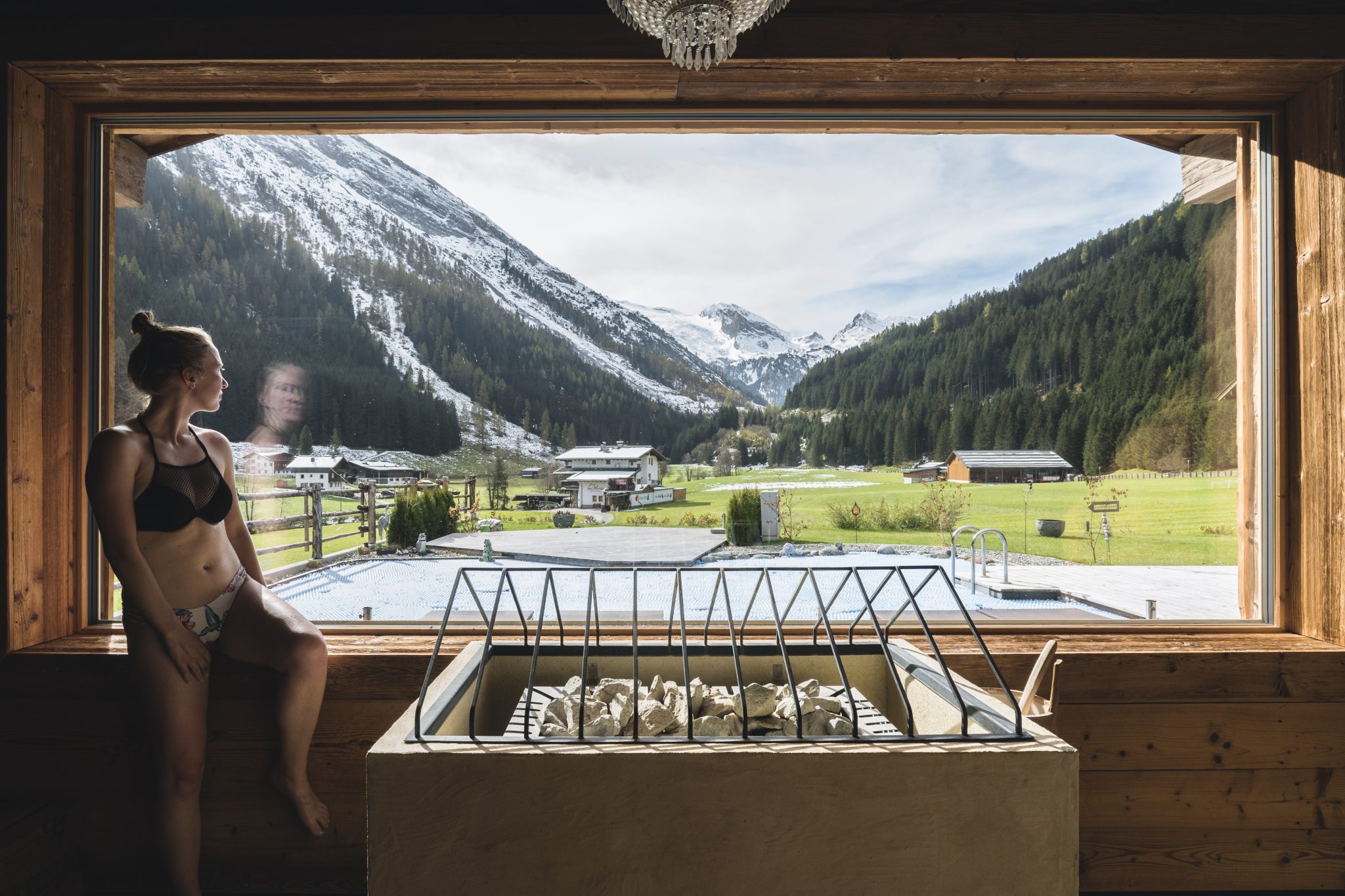 traumhafter_ausblick_aus_der_sauna_c_sebastian_weingart_alpinhotel_berghaus