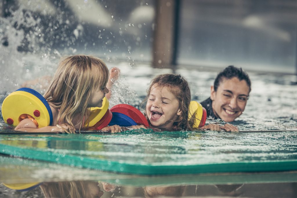 wasserspass_im_activity_pool_c_jan_hanser_mood_photography_alpina_zillertal