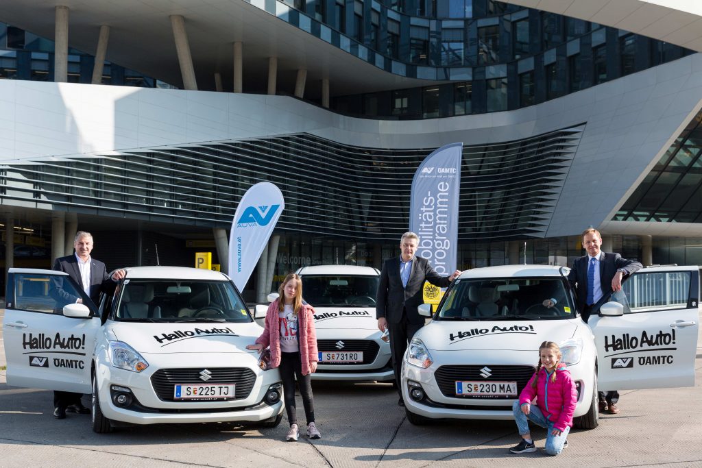 Acht neue SUZUKI SWIFT HYBRID Fahrzeuge wurden für die Aktion Hallo Auto im ÖAMTC Mobilitätszentrum in Wien übergeben