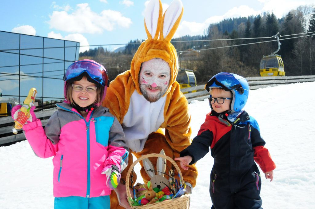 Hauser Kaibling bietet täglich Skibetrieb bis einschließlich Ostermontag (5.4.). Highlight: Am Gründonnerstag kommt der Osterhase zu Besuch und hat für alle kleinen Pistenflitzer eine Osterüberraschung im Gebäck.