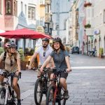 auf_den_fahrraedern_durch_die_schwazer_altstadt_c_angelica_morales_silberregion_karwendel.jpg