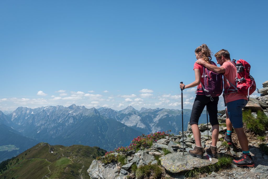 aussicht_auf_die_berge_vom_gipfelkreuz_c_angelica_morales_silberregion_karwendel.