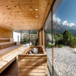 finnische_sauna_mit_panoramafenster_c_peter_kuehnl_puradies_-_mein_naturresort