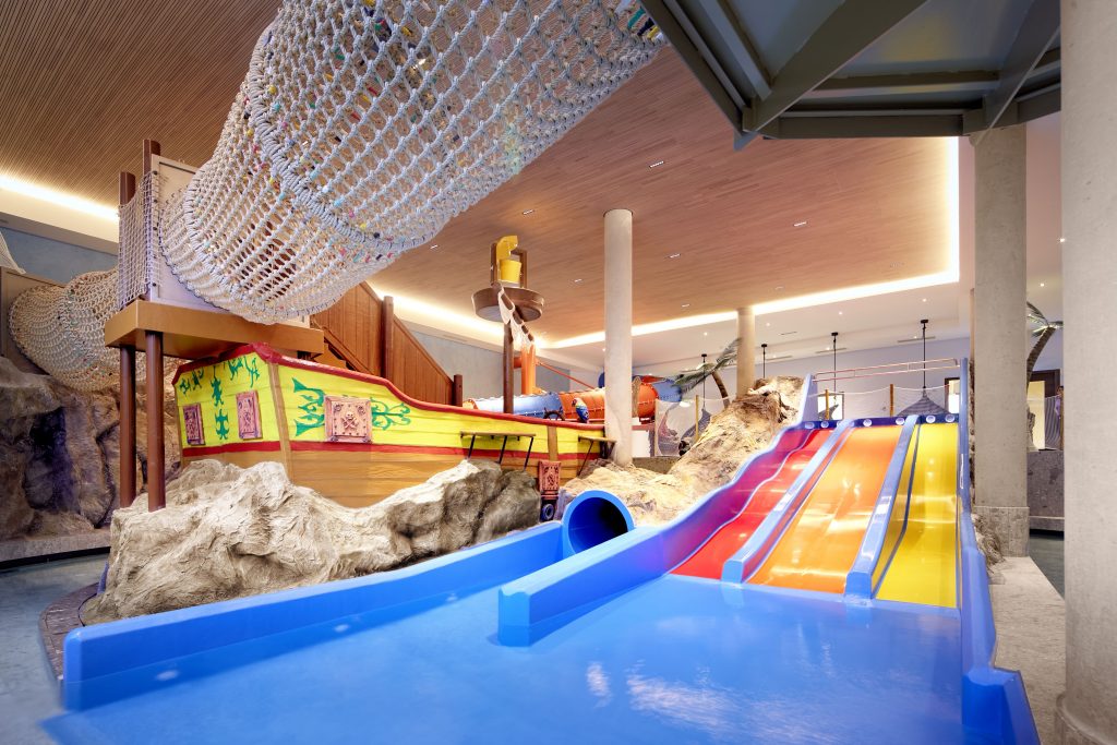 kidspool_mit_piratenschiff_c_michael_huber_alpenrose_-_familux_resort