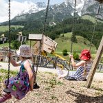 kinder_beim_schaukeln_c_peter_kuehnl_puradies_-_mein_naturresort