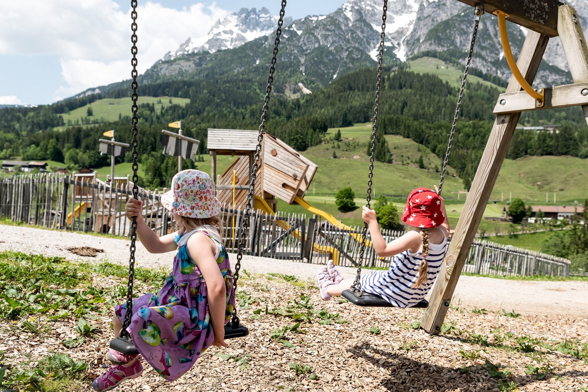 kinder_beim_schaukeln_c_peter_kuehnl_puradies_-_mein_naturresort