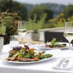 kulinarische_koestlichkeiten_auf_der_terrasse_geniessen_wellnessnaturresort_gut_edermann