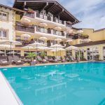 liegen_auf_der_sonnenterrasse_mit_blick_auf_den_pool_parkhotel_burgmuehle