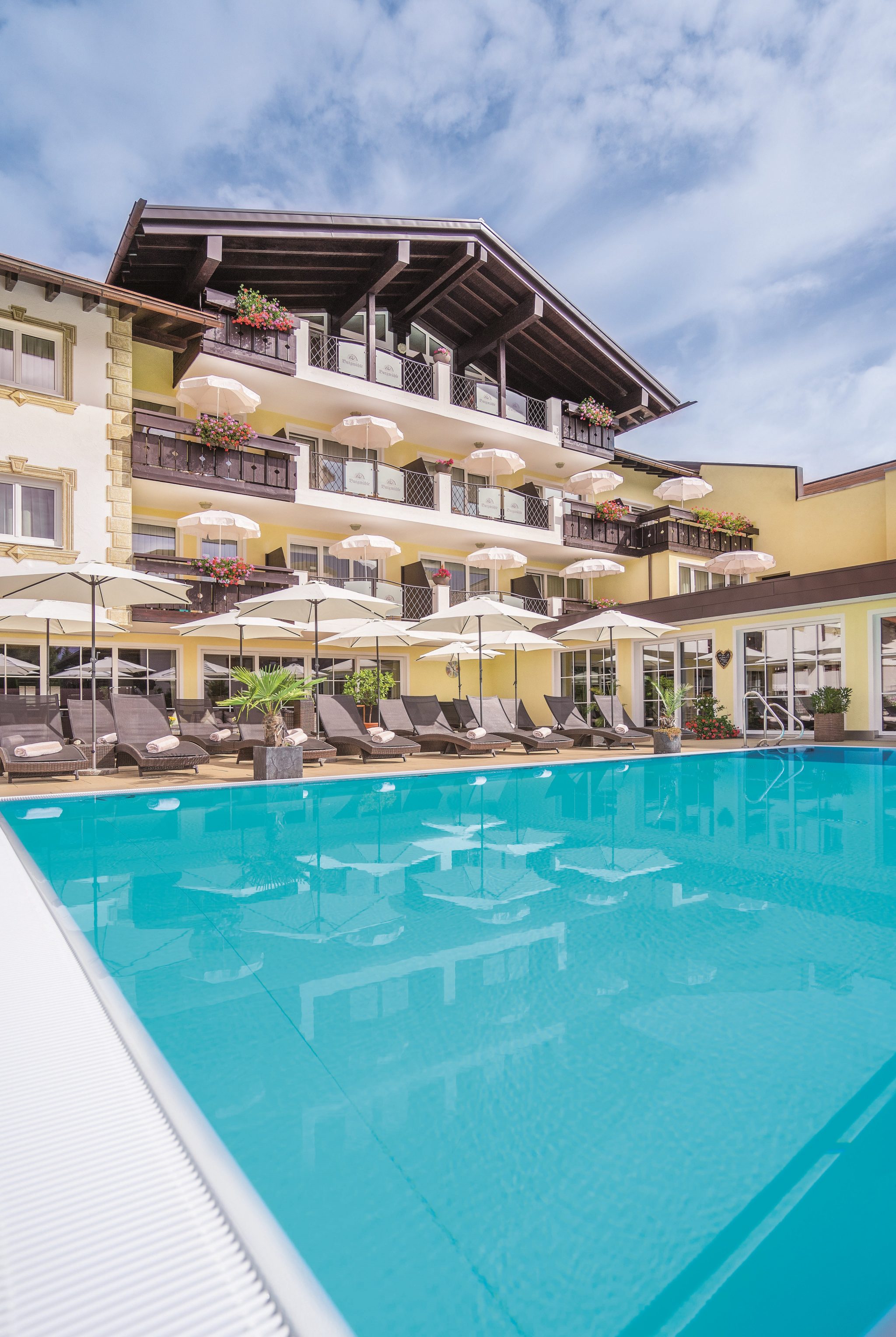 liegen_auf_der_sonnenterrasse_mit_blick_auf_den_pool_parkhotel_burgmuehle