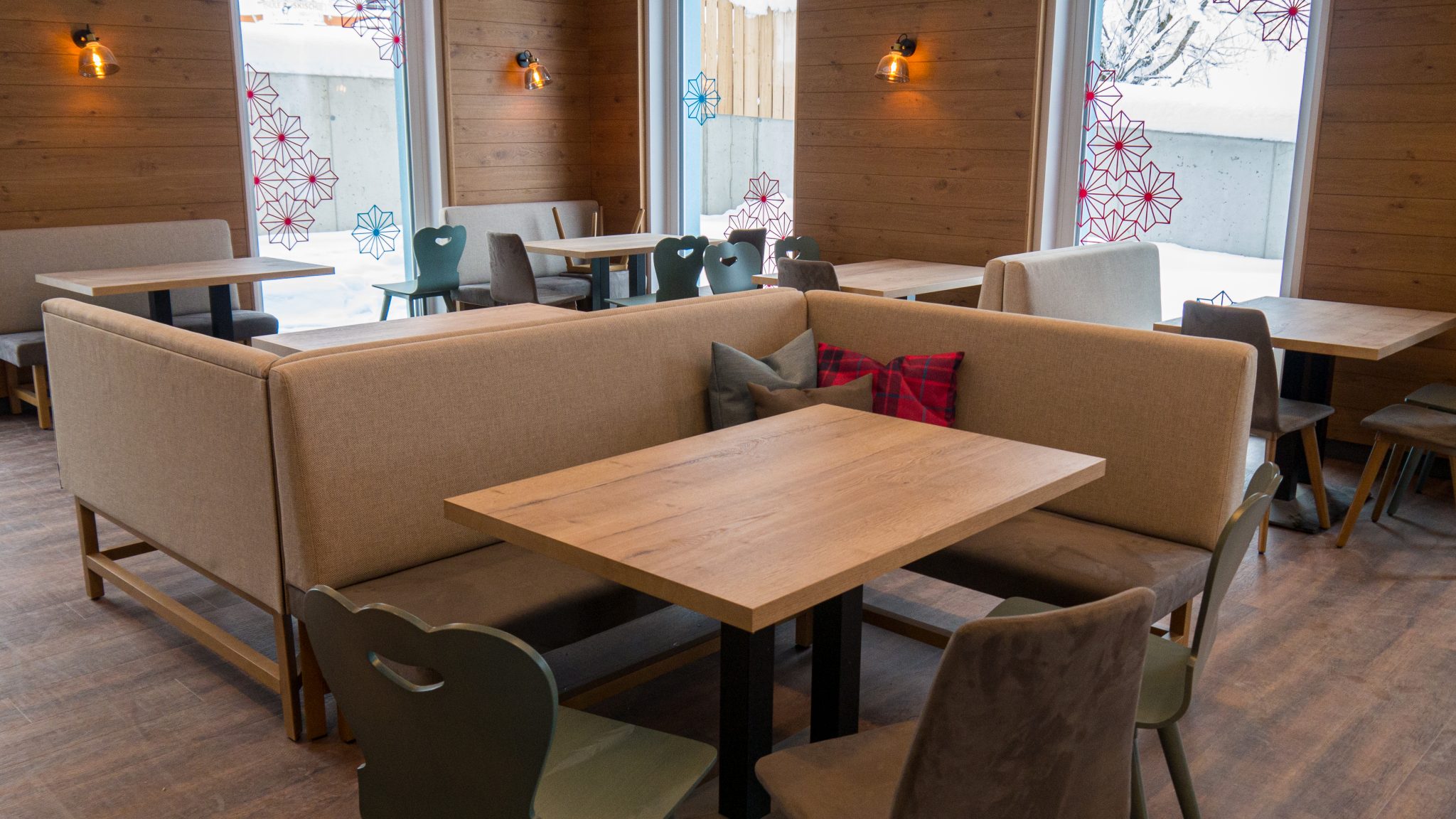 modern_und_gemuetlich_-_die_sitzbereiche_des_hotels_cooee_alpin_hotel_bad_kleinkirchheim