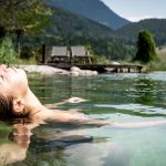 relaxen_im_naturbadesee_c_peter_kuehnl_puradies_hotel_chalets