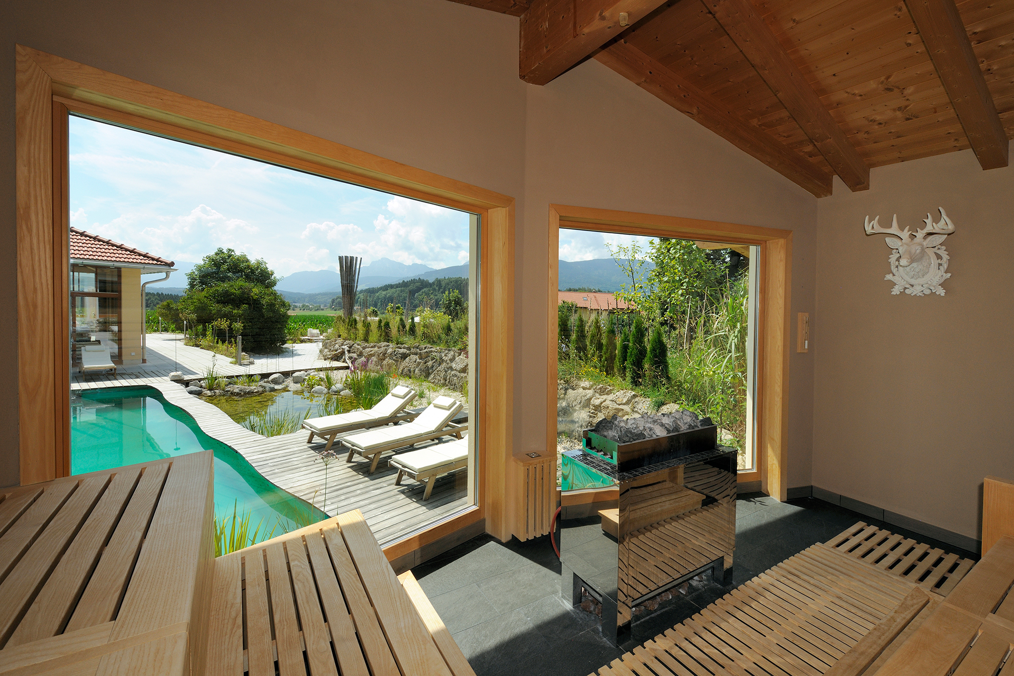 sauna_mit_blick_auf_den_outdoorpool_wellnessnaturresort_gut_edermann