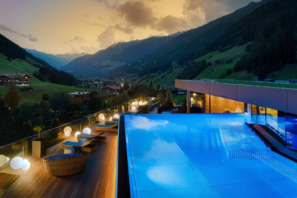 sunset_sky_pool_bei_nacht_c_filippo_galluzzi_wellnessresort_amonti_lunaris