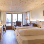 superior_zirbenzimmer_mit_balkon_im_montafoner_hof_c_patrick_saely_montafoner_hof