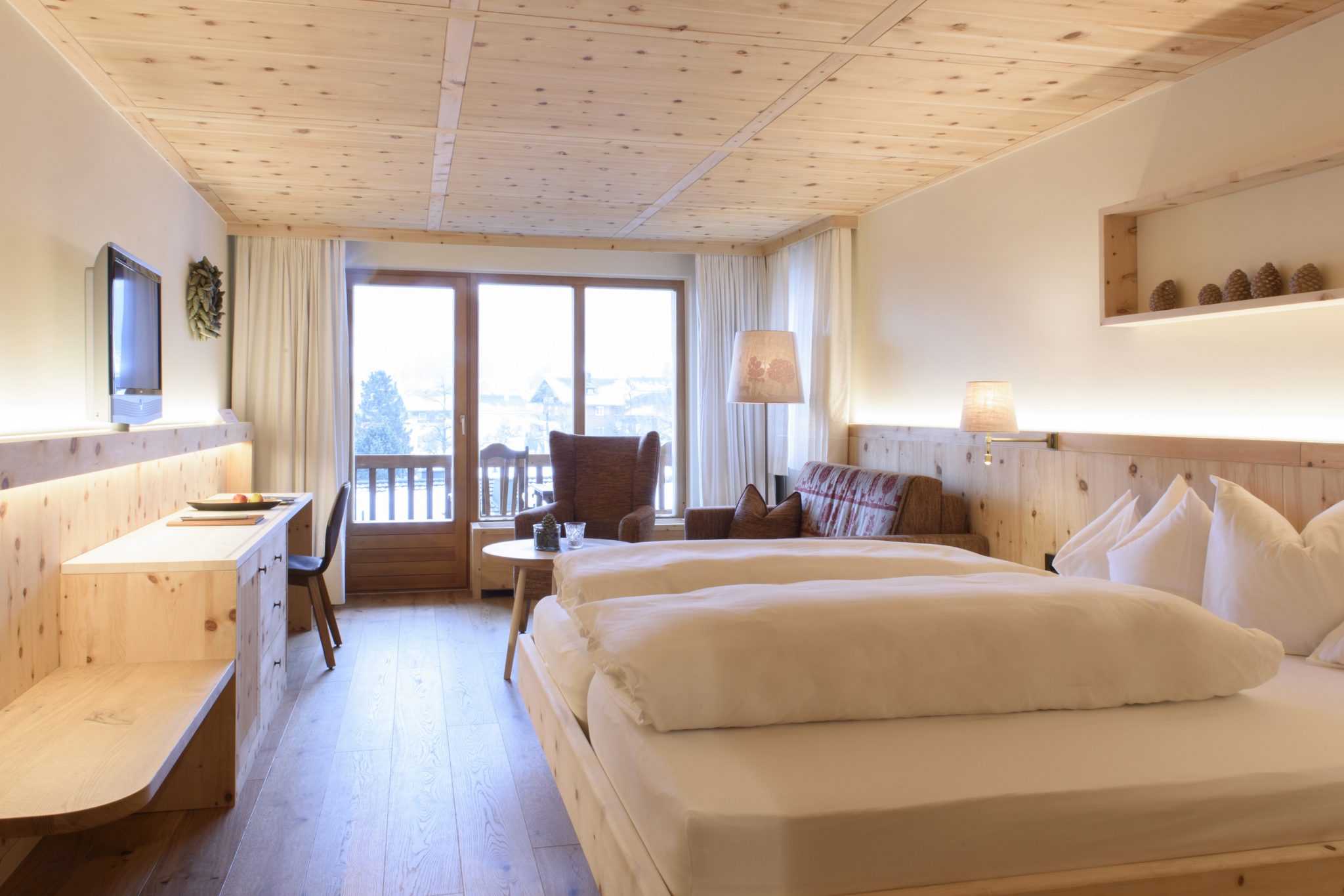 superior_zirbenzimmer_mit_balkon_im_montafoner_hof_c_patrick_saely_montafoner_hof