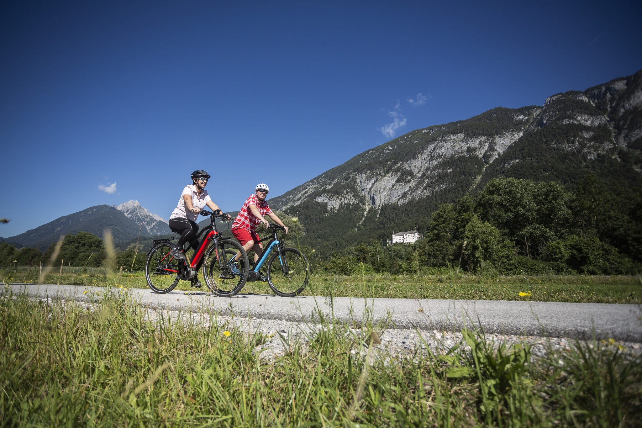von_sehenswuerdigkeit_zu_sehenswuerdigkeit_mit_den_e-bikes_der_silberregion_karwendel_c_heikomandl.at_tvb_silberregion_karwendel