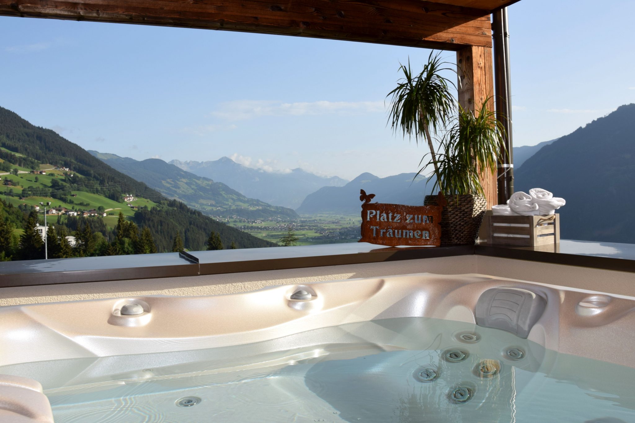 wellnessliegen_outdoor_whirlpool_und_ein_traumhafter_ausblick_im_premium_chalet_zirbe_chalets_apartments_wachterhof_0
