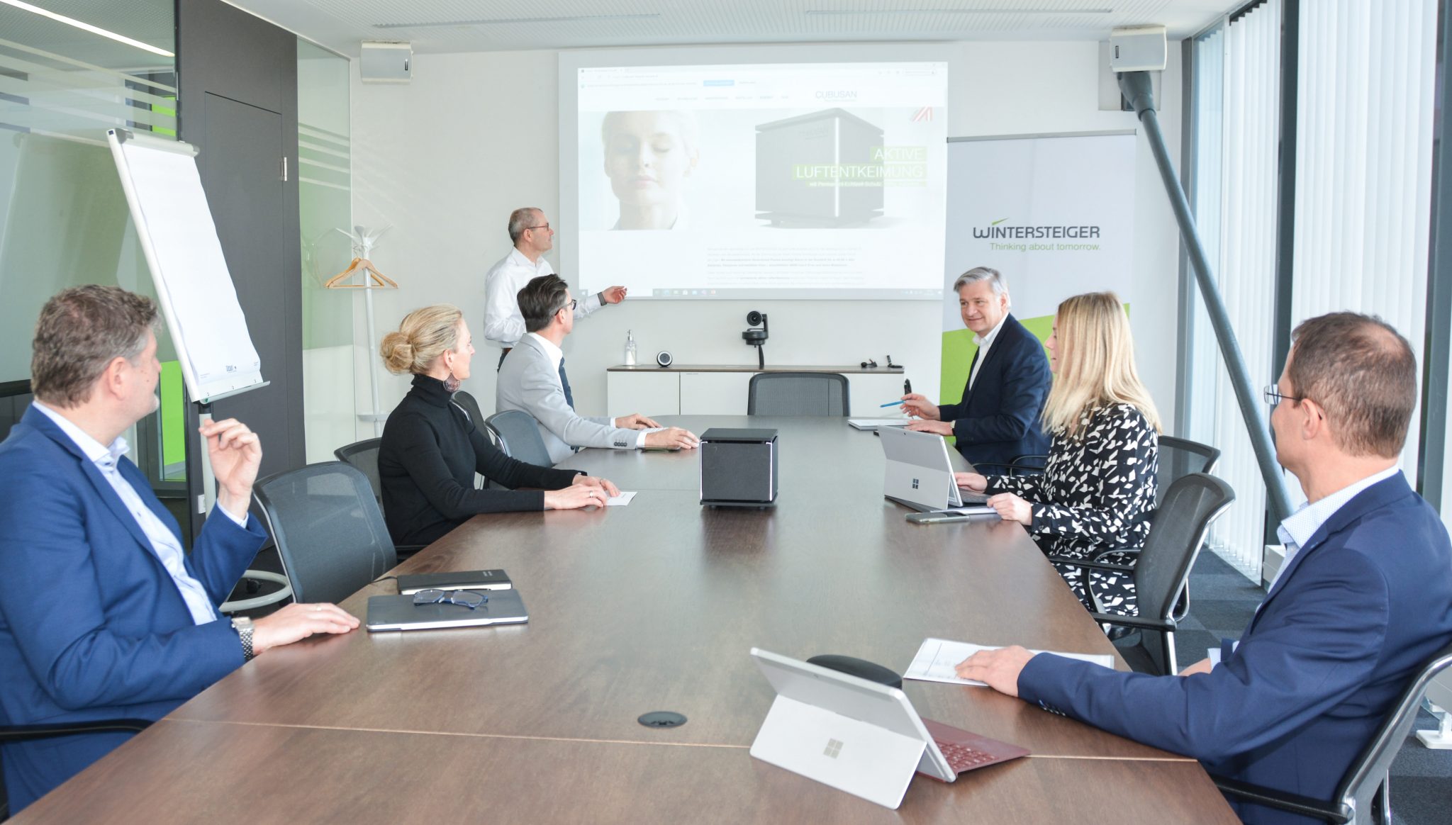 Bei Wintersteiger finden die Besprechungen - dank dem Luftentkeimungsgerät Cubusan - wieder ohne Masken statt.