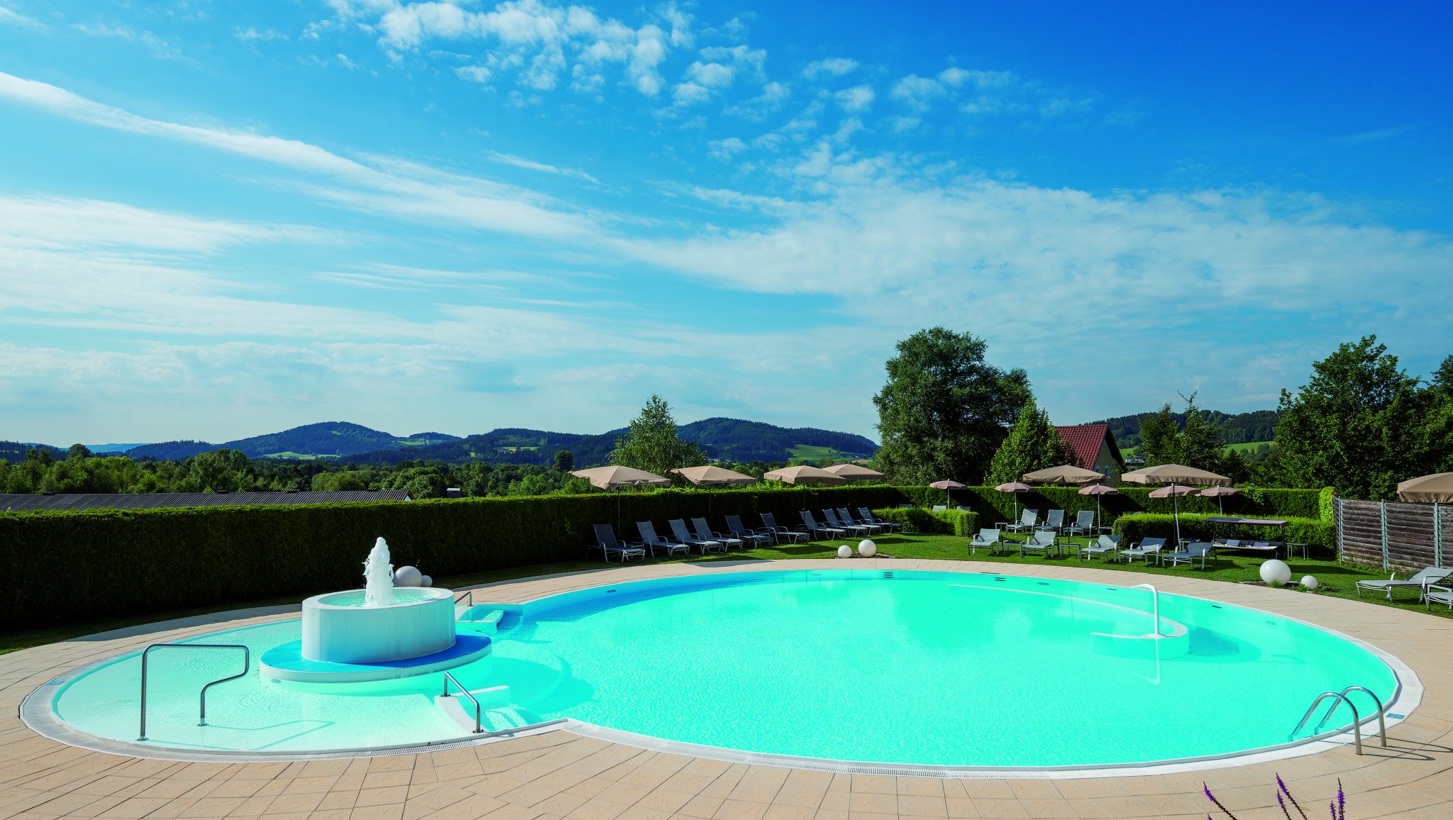 aussenpool_im_sonnenschein_hotel_almesberger