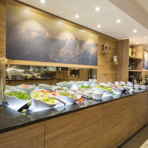 Salatbuffet beim Abendessen der Verwöhnpension im Mountain Resort Feuerberg auf der Gerlitzen Alpe in Kärnten