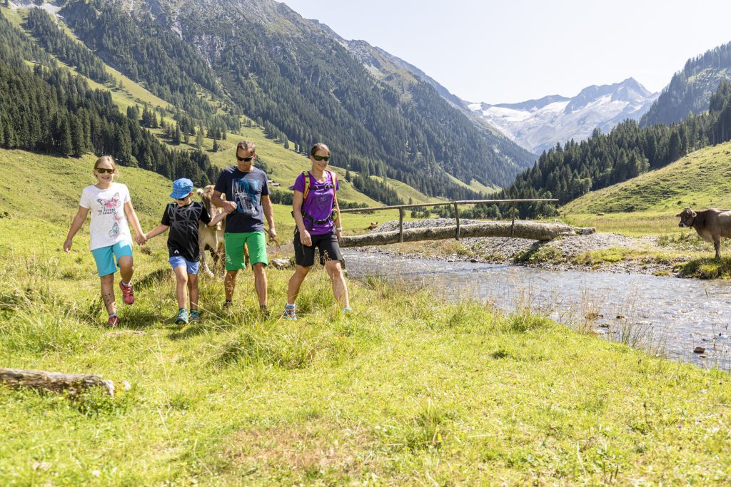 familie_beim_wandern_c_zillertal_arena_das_alpenwelt_resort