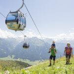 familie_beim_wandern_unter_der_wildkogelbahn_cwildkogel_-_arena_neukirchen_bramberg
