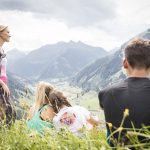 familie_geniesst_die_herrliche_talansicht_des_raurisertals_c_florian_bachmeier_tourismusverband_rauris