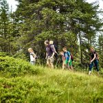 familie_wandert_am_tillys_waldpfad_c_maya_inspiranto_tourismusverband_rauris