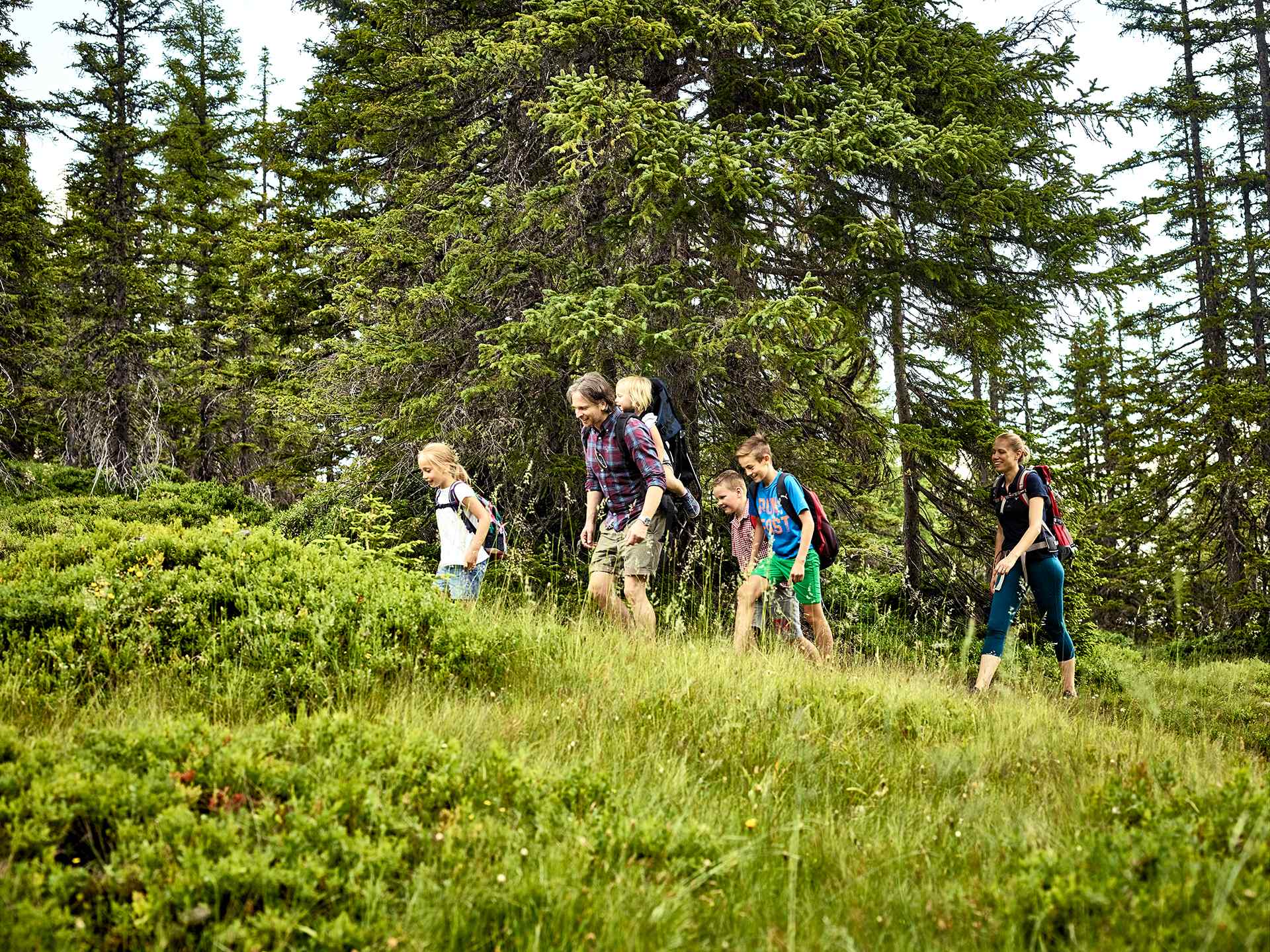 familie_wandert_am_tillys_waldpfad_c_maya_inspiranto_tourismusverband_rauris