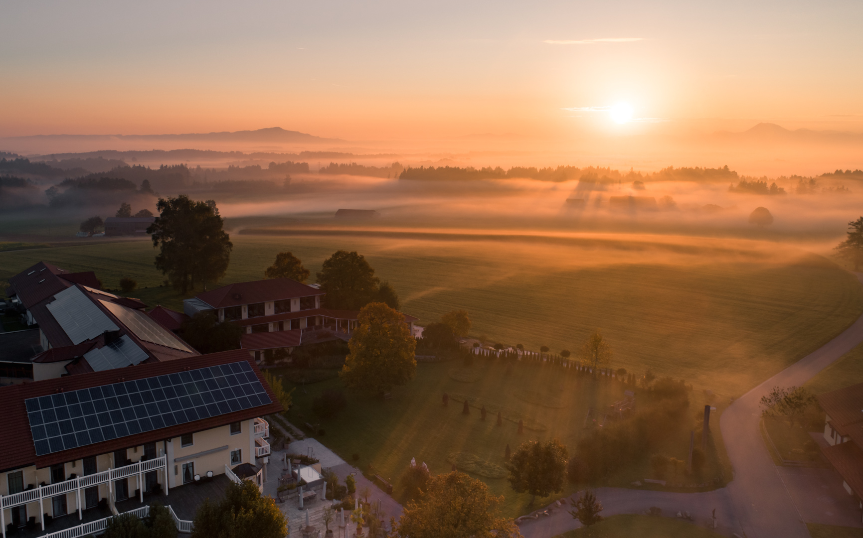 goldene_herbststimmung_im_wellnessnaturresort_gut_edermann_wellnessnaturresort_gut_edermann