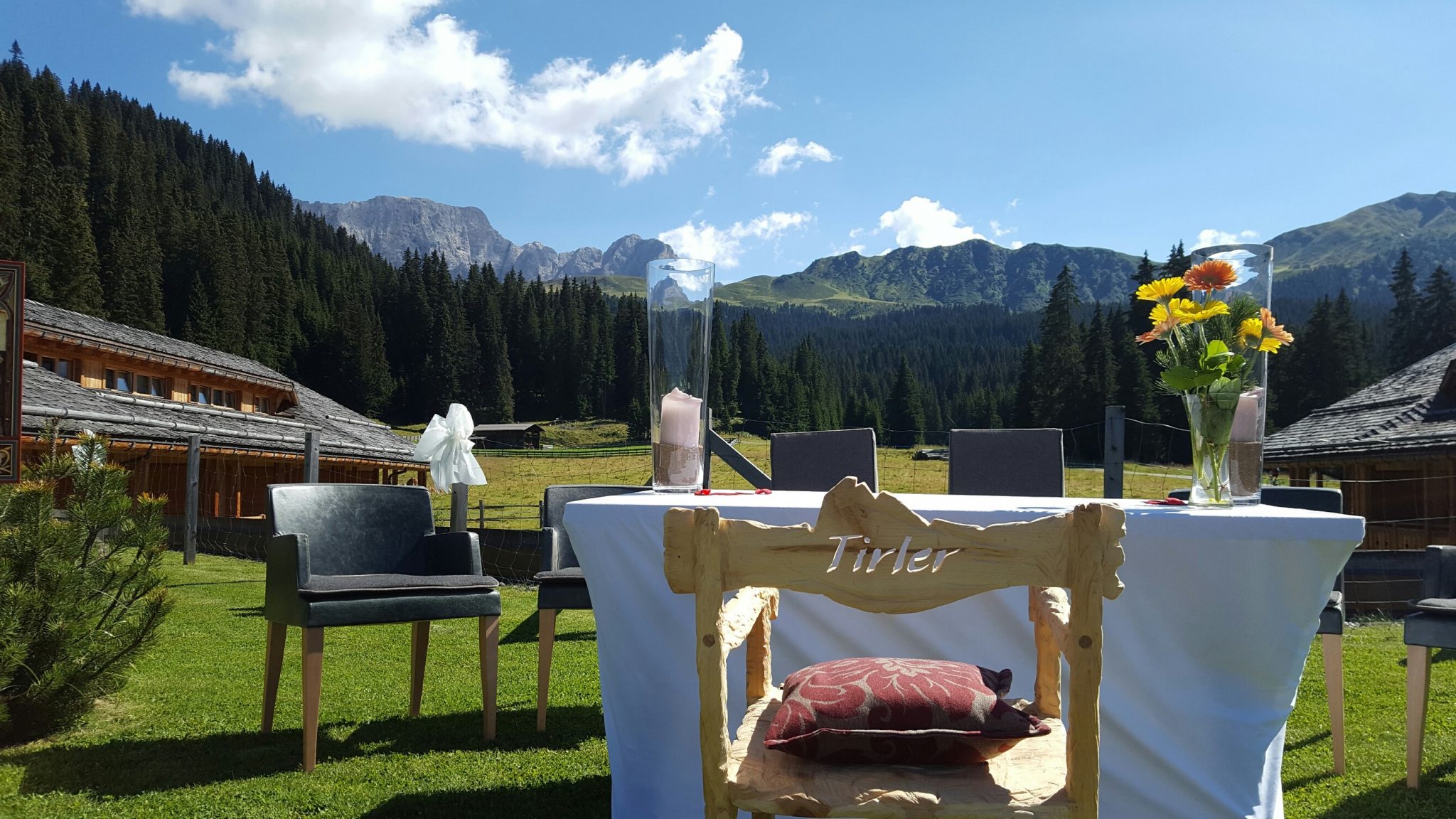 hochzeit_im_freien_im_sommer_tirler-dolomites_living_hotel