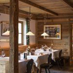 hotelrestaurant_mit_eingedeckten_tischen_tirler-dolomites_living_hotel_0